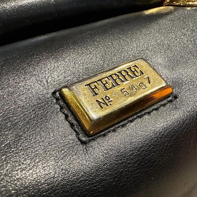 A 1990s Elegant Black Leather and Brass Italian Hand-Bag by Gianfranco Ferrè For Sale - Image 10 of 15