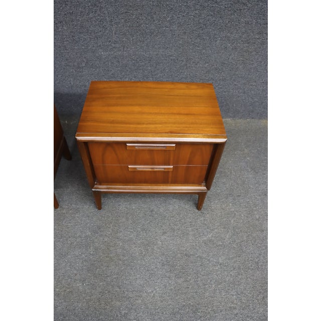 Mid-Century Modern Walnut Nightstands Attributed to United Furniture Corporation, Pair For Sale In Philadelphia - Image 6 of 12