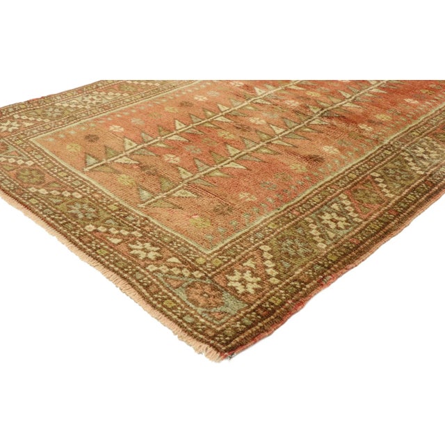 51384 Vintage Turkish Oushak Rug, 03'02 X 04'08. Small Turkish Oushak rugs with a mihrab design are traditional carpets...