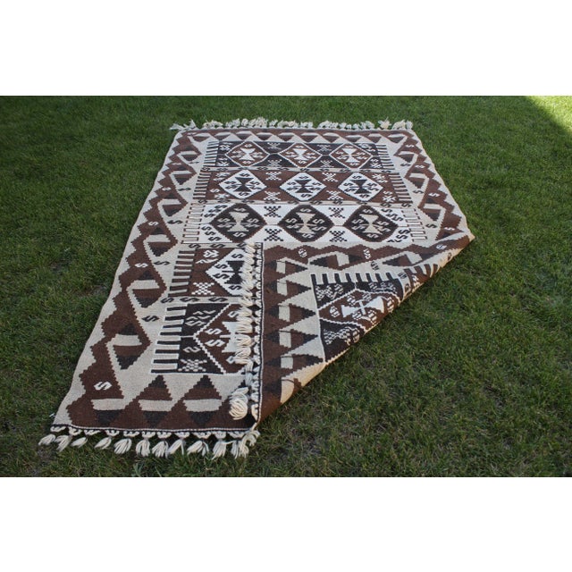 Brown 1980s Bohemian Style Handwoven Oushak Authentic Vintage Turkish Kilim Rug 4x6 Ft For Sale - Image 8 of 9