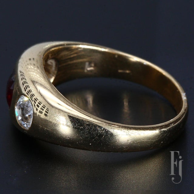 14k Yellow Gold Ring With Red Garnet Center & Two Flush Set Diamonds - Size 6.25 For Sale - Image 4 of 4