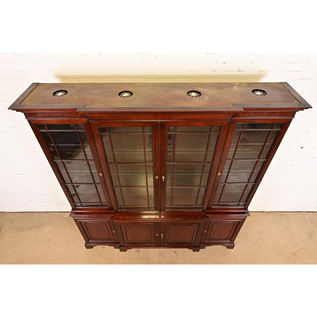 Kindel Furniture Georgian Carved Mahogany Lighted Breakfront Bookcase Cabinet For Sale - Image 9 of 12