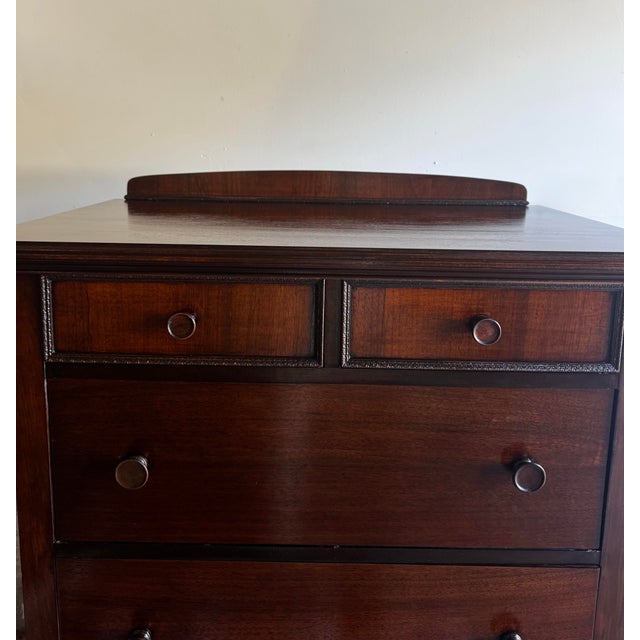 1920s Northern Furniture Co. Flame Mahogany 5-Drawer Highboy Dresser – Restored Patina For Sale - Image 6 of 12