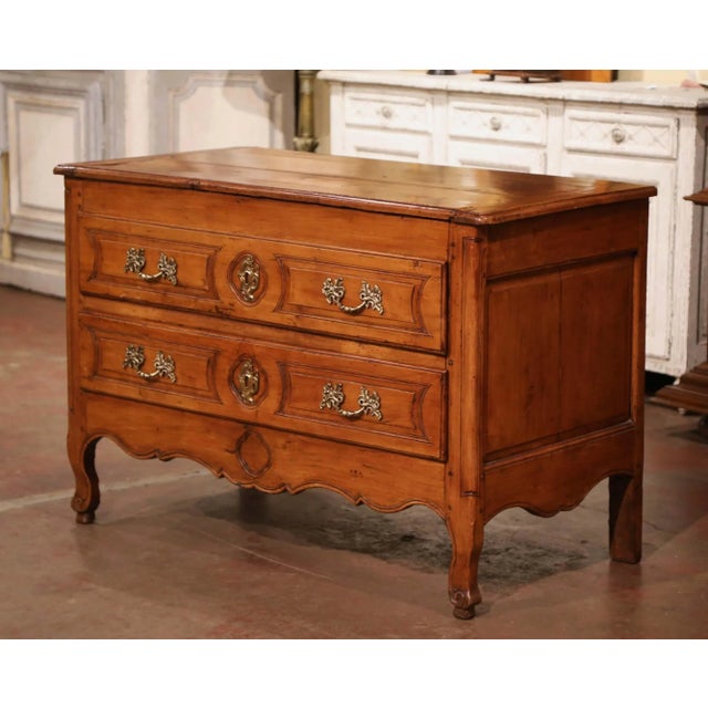 This elegant antique commode sauteuse, crafted in Burgundy circa 1780, showcases the refined proportions and understated...
