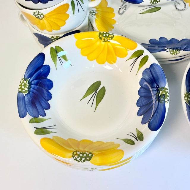 1980s Vintage Coastal Mediterranean Italian Daisy Flora Dinnerware - Set of 17. For Sale - Image 6 of 17