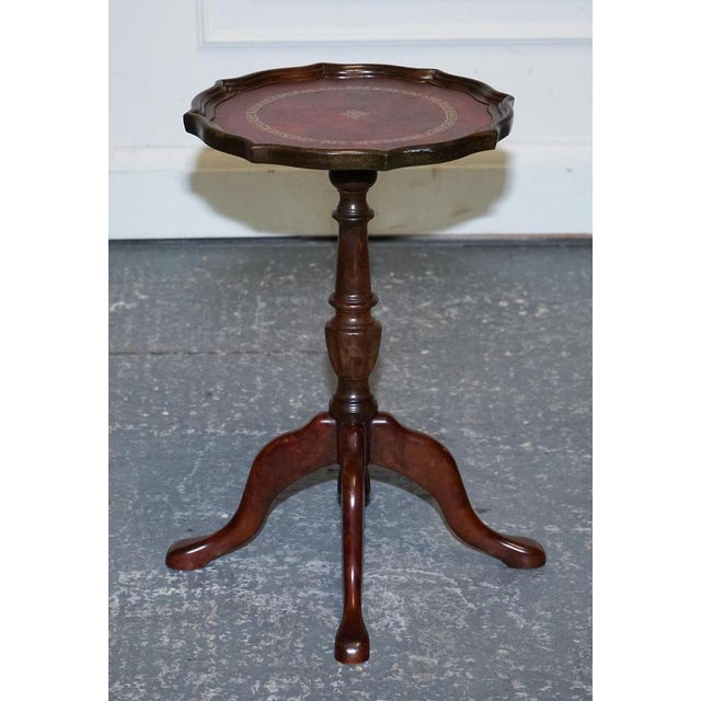 Vintage Burgundy Leather Gold Embossed Side End Wine Lamp Occasional Table For Sale - Image 3 of 13