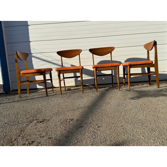 Mid-Century Modern Set of 4 Mid-Century Modern Walnut Shell Back Dining Chairs For Sale - Image 3 of 12