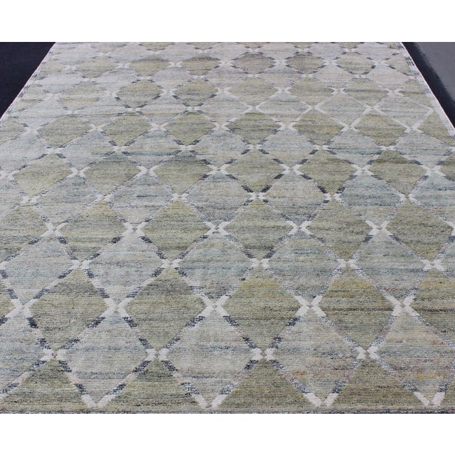 Early 21st Century Keivan Woven Arts Geometric Latticework Pattern Modern Scandinavian Piled Rug in Shades of Gray For Sale - Image 5 of 12