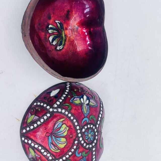 Vintage Cloisonné Enamel Heart-Shaped Trinket Box – Red Ground, Floral Motif, Silver-Blue Technique For Sale In Los Angeles - Image 6 of 9