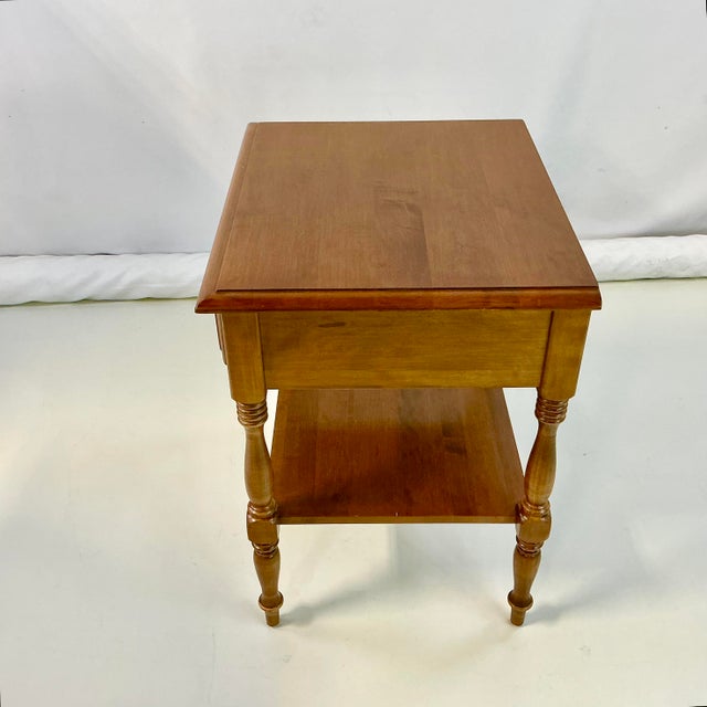 1970s Vintage Ethan Allen Americana Traditional Heirloom Nutmeg Maple Side Table For Sale - Image 9 of 14