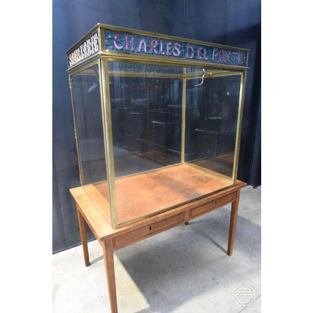 Old and large showcase of Jeweler and Jeweler, the amounts of brass and stained headband, Charles Del Porto, Year 1930,...
