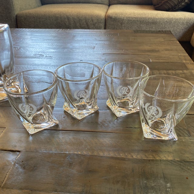 Transparent Mid 20th Century Sons of Grant Royal Vintage Crystal Cut Whiskey Decanter & 4 Glass Tumbler Set | 5-Piece Barware For Sale - Image 8 of 10