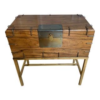 1970s Baker Furniture Cherry Campaign Storage Chest on Integrated Brass Stand | Hollywood Regency Accent Cabinet / Side Table For Sale