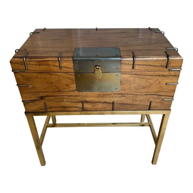1970s Baker Furniture Cherry Campaign Storage Chest / Trunk on Integrated Brass Stand | Hollywood Regency Accent Cabinet / Side Table For Sale