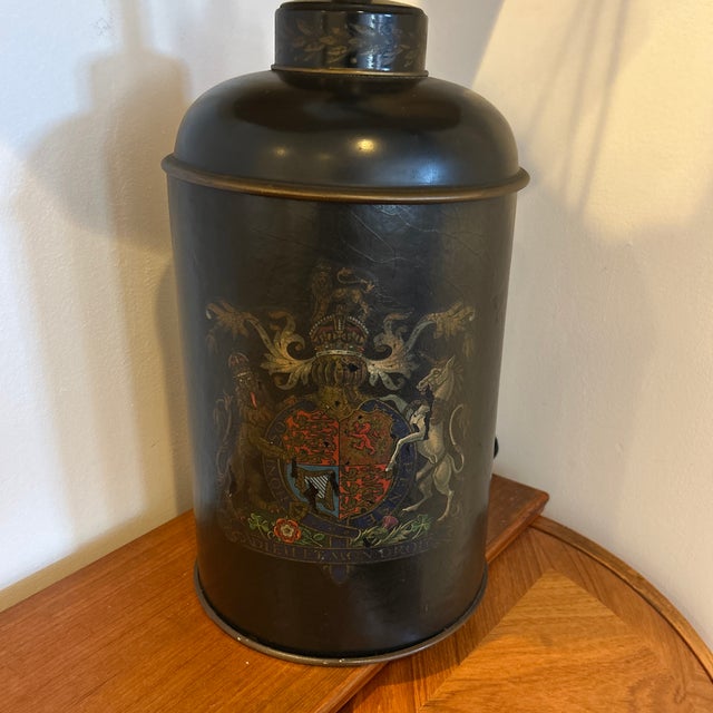 English tole tea tin table lamp. Crest with horse and lion. To top of bulb socket is 21.5