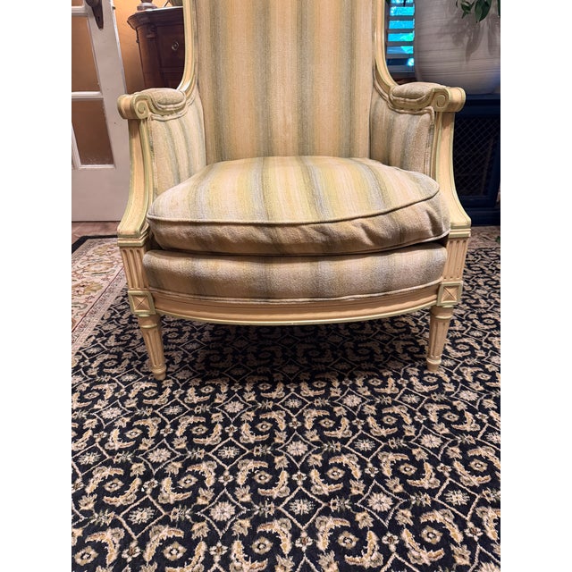 Overview Bring classic French elegance into your home with this exceptional vintage Louis XVI–style bergère armchair from...