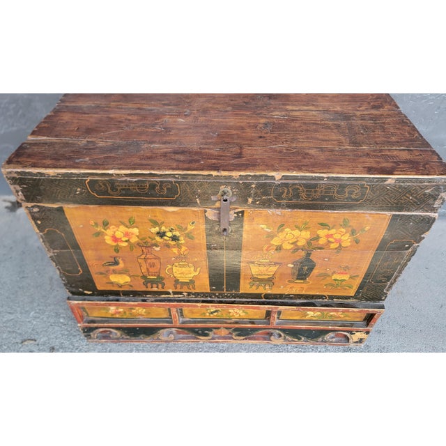 Late 19th Century Antique Painted Chinese Trunk 19th Century For Sale - Image 5 of 17