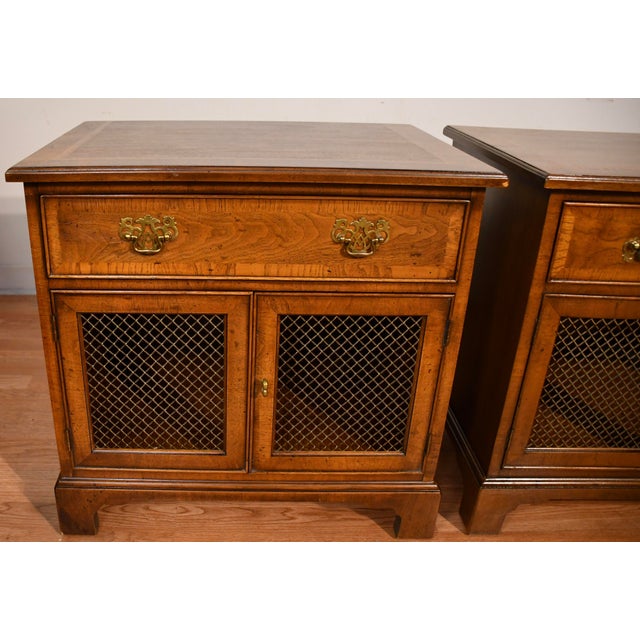 Mid 20th Century Henredon 18th Century Portfolio Mahogany Banded Satinwood Pair of Nightstands / Bedside Tables, 2 Pieces For Sale - Image 5 of 18