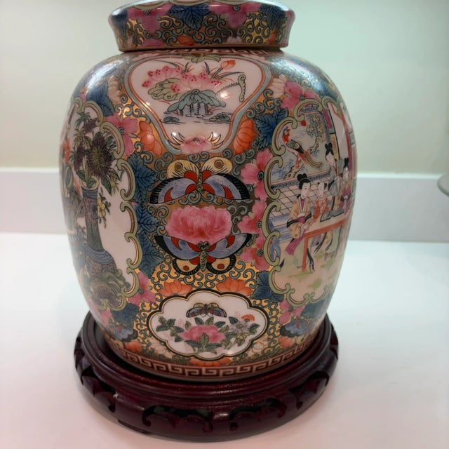 Late 20th Century Famille Rose Chinese Porcelain Ginger Jar With Gold Detailing & Wooden Stand For Sale - Image 4 of 13