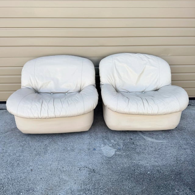 Postmodern Cream Sculpted Tufted Leather Swivel Lounge Chairs - A Pair For Sale - Image 9 of 12