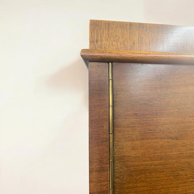 Art Deco Display Cabinet in Walnut with Clear Lines, 1930s For Sale - Image 11 of 16
