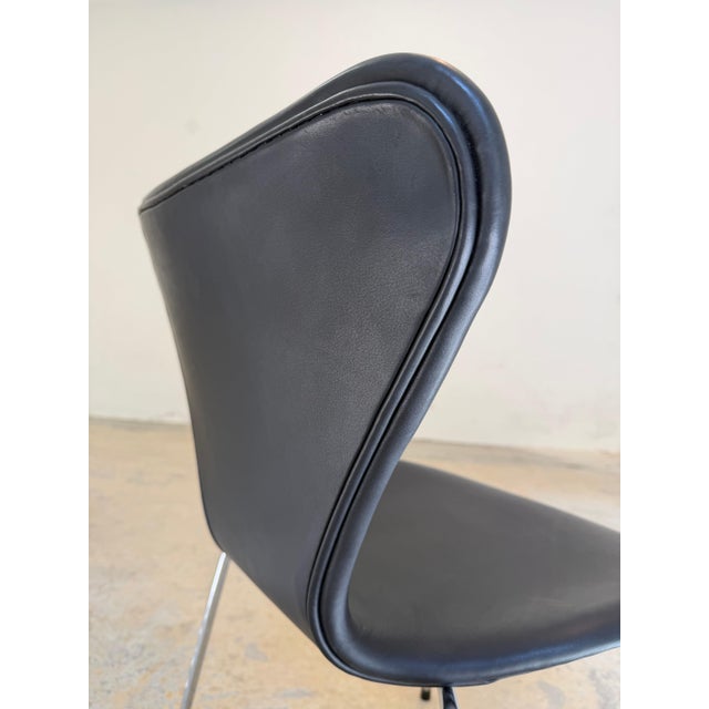 Series 7 Upholstered Chair in Black Genuine Leather by Arne Jacobsen for Fritz Hansen For Sale - Image 6 of 13