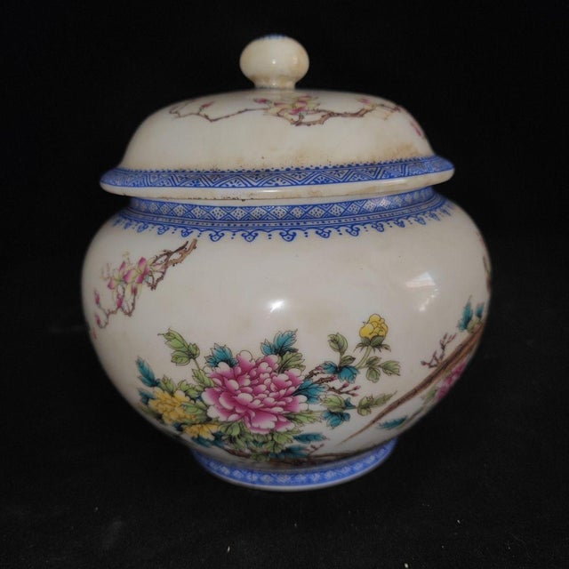 White Pair of Chinese Famille Rose Porcelain Covered Jars With Birds & Peony Motif For Sale - Image 8 of 9
