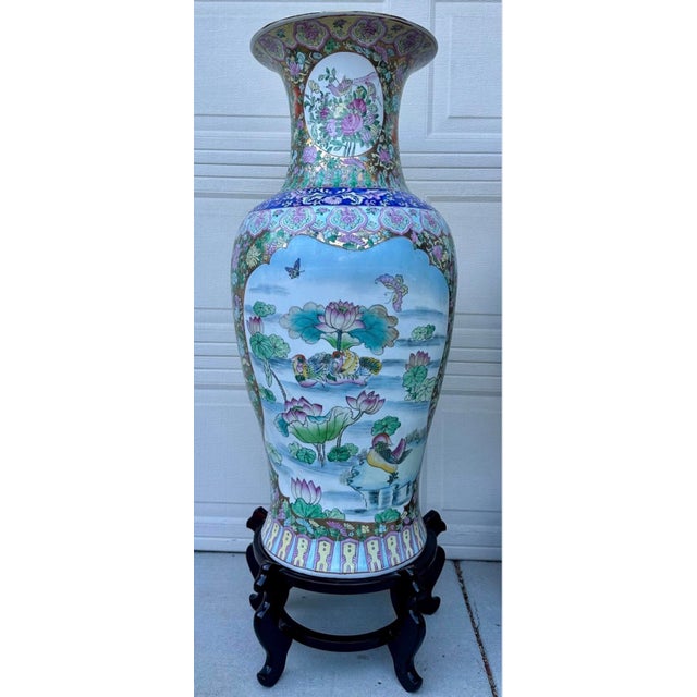 Art Deco 1930s Pair of Monumental Chinese Famille Rose Canton Gold Gilt Palace Vases For Sale - Image 3 of 18