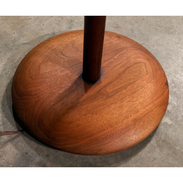 C1950's Mid Century Modern Walnut Floor Lamp With Integrated Side Table and Magazine Rack by Laurel Lamp Co For Sale - Image 9 of 10