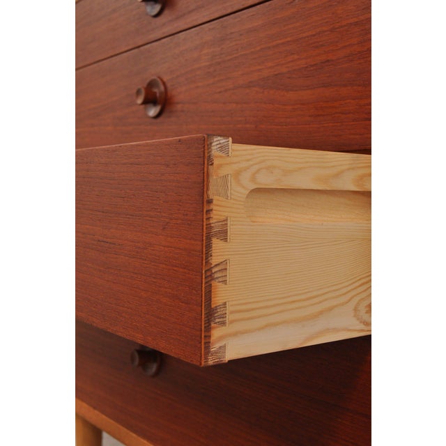 Mid-Century Modern Danish Oak and Teak Chest of Drawers by Børge Mogensen for Karl Andersson & Söner, 1960s For Sale - Image 3 of 11