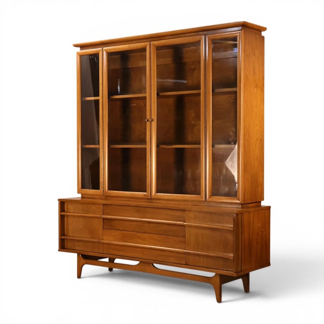 Young Manufacturing Concave Vintage Mid Century Modern China Cabinet C. 1960s, Attributed For Sale In New York - Image 6 of 13