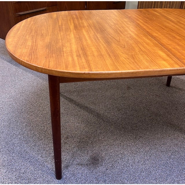 Mid Century Modern Extending Oval Dining Table c.1970 For Sale - Image 10 of 15