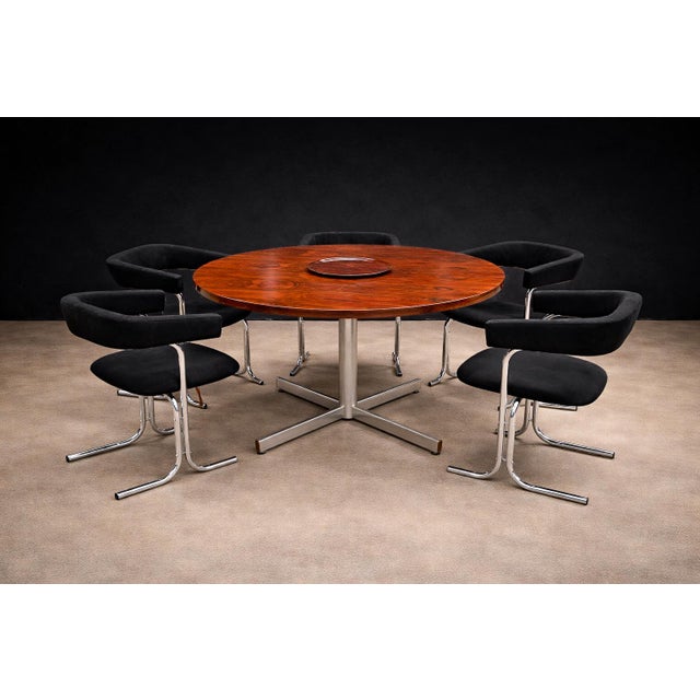 Designed by Jorge Zalszupin (1922–2020) in the 1960s, this round dining table exemplifies the designer’s refined...