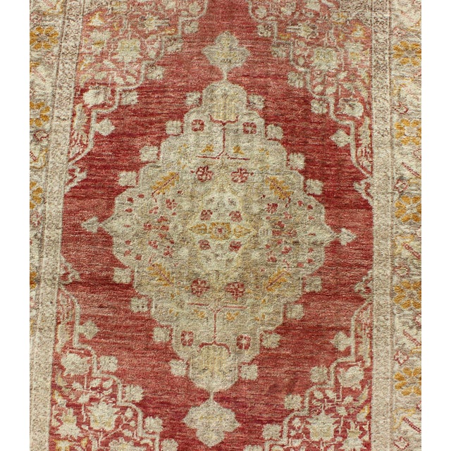 Early 20th Century Antique Turkish Oushak Runner With Faded Red Medallions and Soft Ivory 3'2"x10'6" For Sale - Image 5 of 7
