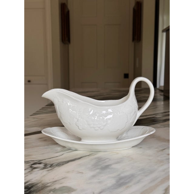 Made in England Vintage Wedgwood Strawberry and Vine Gravy Boat With Underplate - 2 Pieces For Sale - Image 11 of 12