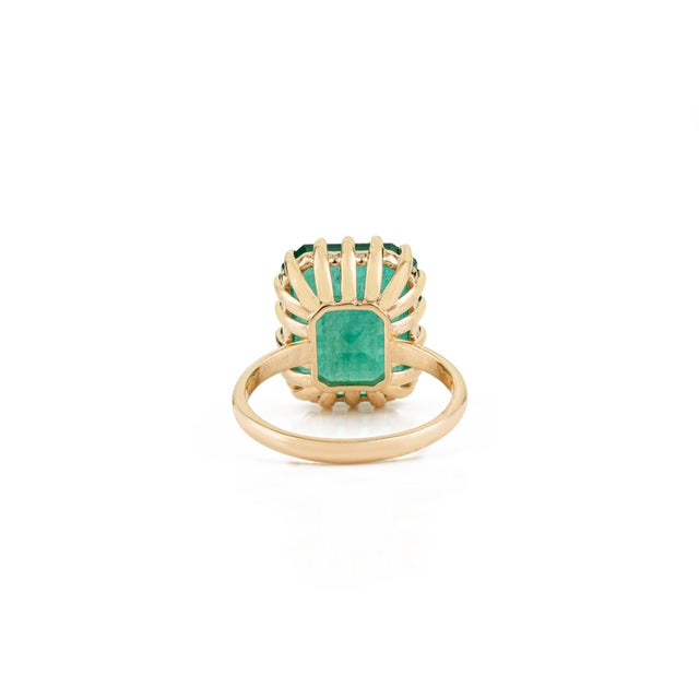 9.08Ct Claw Set Natural Green Emerald Solitaire Ring Size 9 in 18k Yellow Gold For Sale - Image 10 of 17