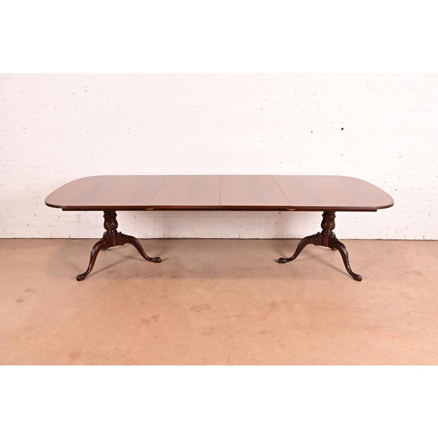 English Drexel Heritage Georgian Banded Flame Mahogany Double Pedestal Extension Dining Table, Newly Refinished For Sale - Image 3 of 12