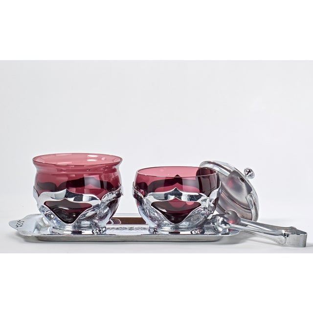 Nice condiment serving set. will look great in a variety of dining room settings.