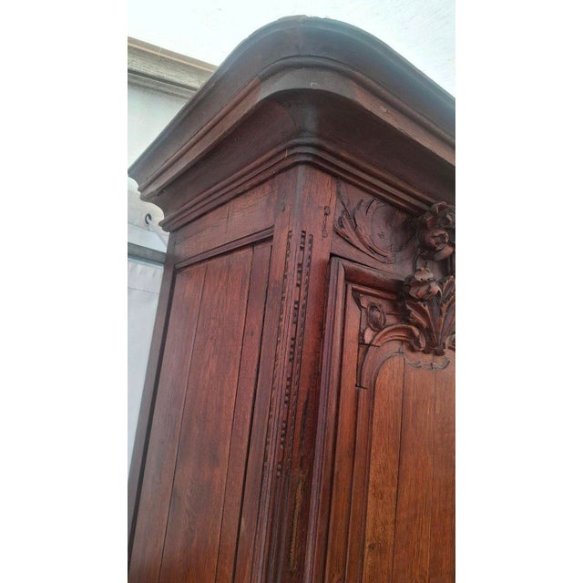 Norman-style wardrobe in solid oak. It has three shelves. Norman-style wardrobe in solid oak. It has three shelves.