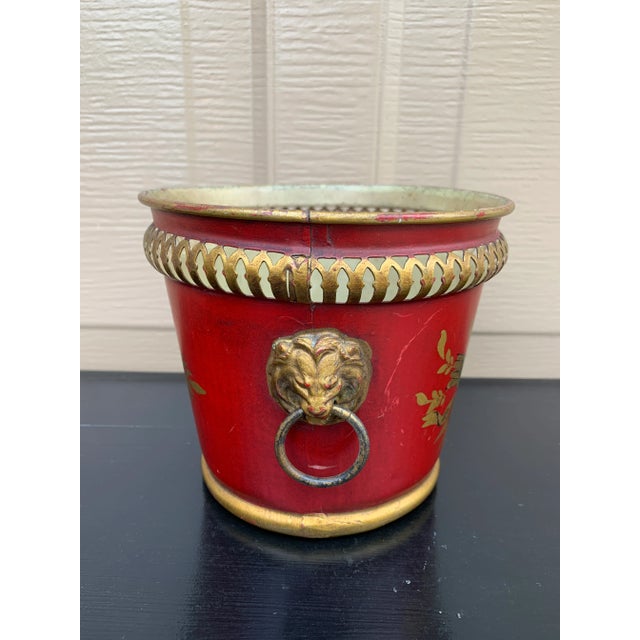French Red & Gold Tole Cachepot With Lion Head Handles and Pierced Gallery Rim For Sale In South Bend - Image 6 of 8