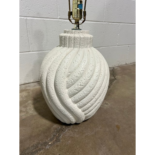 Sculpture Materials Pair of Vintage Post-Modern White Swirling Plaster Table Lamps For Sale - Image 7 of 9