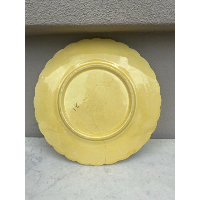 De Sarreguemines French Majolica Bird & Holly Plate Sarreguemines, Circa 1880 For Sale - Image 4 of 5