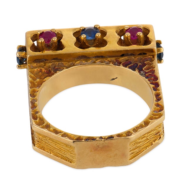 Vintage Ruby Sapphire 18k Yellow Gold Architectural Hammered Ring, Size 6.5 For Sale In Los Angeles - Image 6 of 6