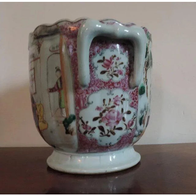 Ceramic 1760 Chinese Export Porcelain Famille Rose Palette Wine Cooler Cachepot Vase Planter For Sale - Image 7 of 11