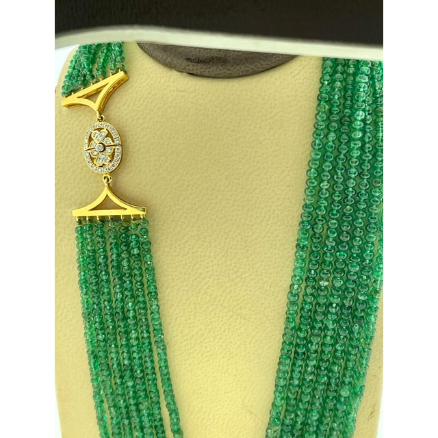 2010s 200 Carat Emerald Beads 7 Line Necklace with Diamond Clasp 18 Karat Yellow Gold For Sale - Image 5 of 18
