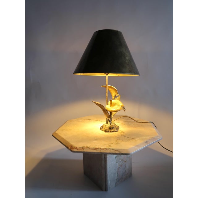 A very interesting table lamp with a bronze base and flowers European Plug (up to 250V).The wiring of this item may be...