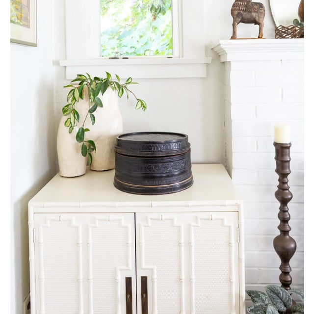 Large Round Black and Red Lacquer Asian Betel Box For Sale - Image 4 of 15