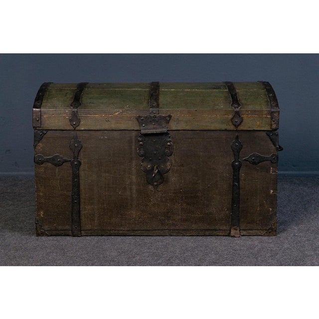 Round lid chest Epoch & style: 1st half of the 19th century Features - completely solidly made of oak and framed in dark...