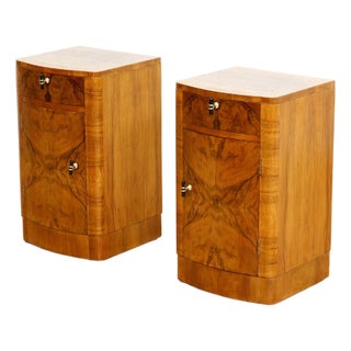 1930s Pair of Art Deco Nightstands in Walnut For Sale