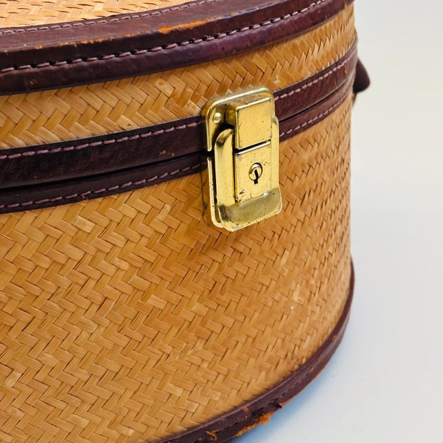 Vintage Circular Wicker and Leather Suitcase - Vintage Luggage, Travel Bag For Sale - Image 13 of 16